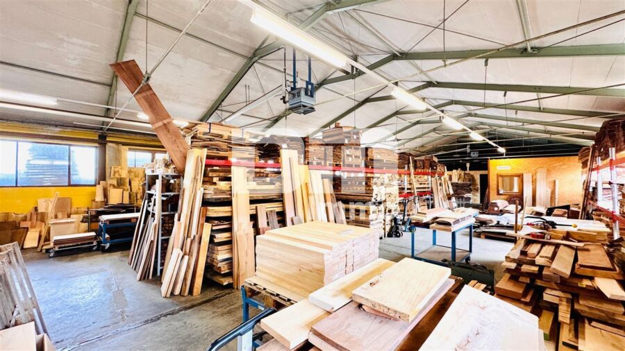 Lager / Produktionshalle mit Büro- und Sozialräumen, Außenflächen + Carport nahe Kassel - Hallenbereich groß